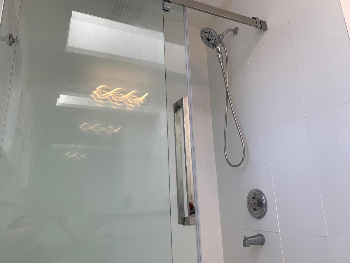 One Bedroom Queen Bed Sharing Washroom In Tiger Sweet House License## Richmond Exterior foto