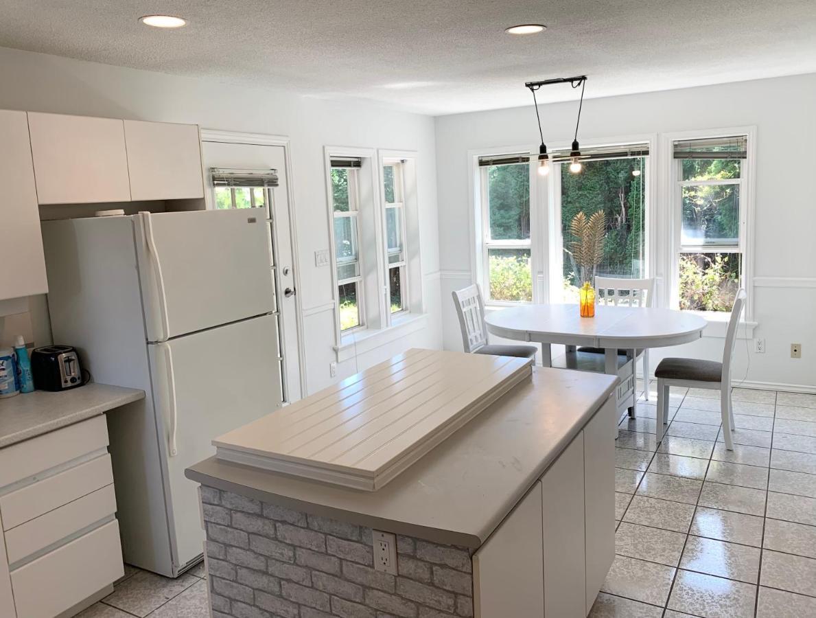 One Bedroom Queen Bed Sharing Washroom In Tiger Sweet House License## Richmond Exterior foto