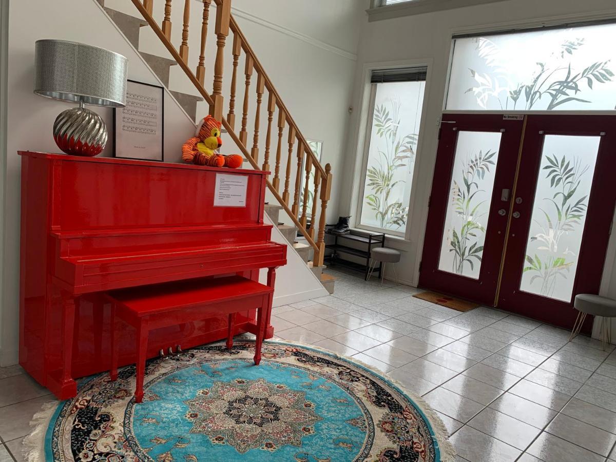 One Bedroom Queen Bed Sharing Washroom In Tiger Sweet House License## Richmond Exterior foto
